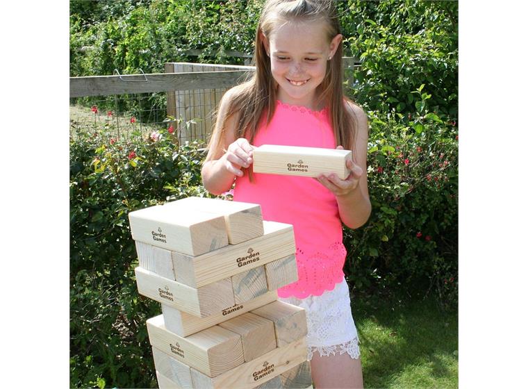 Jenga jättikoko - Huojuva torni Männystä valmistetut jättipalat