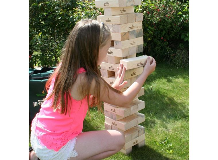 Jenga jättikoko - Huojuva torni Männystä valmistetut jättipalat