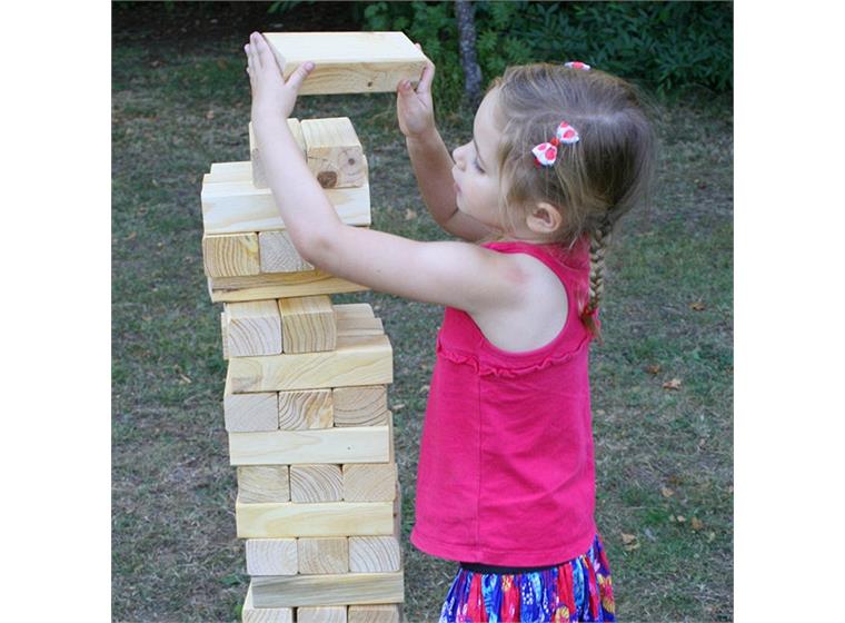 Jenga jättikoko - Huojuva torni Männystä valmistetut jättipalat