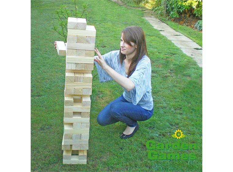 Jenga jättikoko - Huojuva torni Männystä valmistetut jättipalat