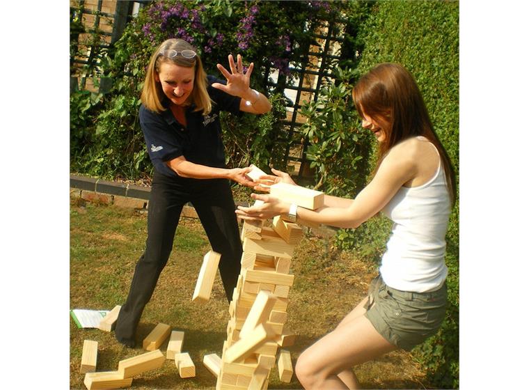 Jenga jättikoko - Huojuva torni Männystä valmistetut jättipalat