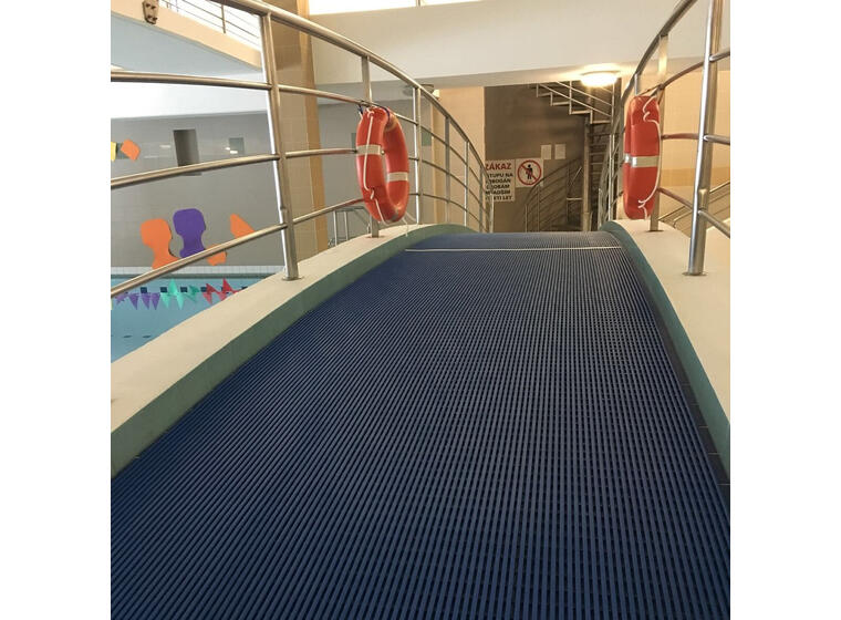 Heronrib - sklisikker matte 10x1 m-Rød For våte arealer med barfottrafikk 