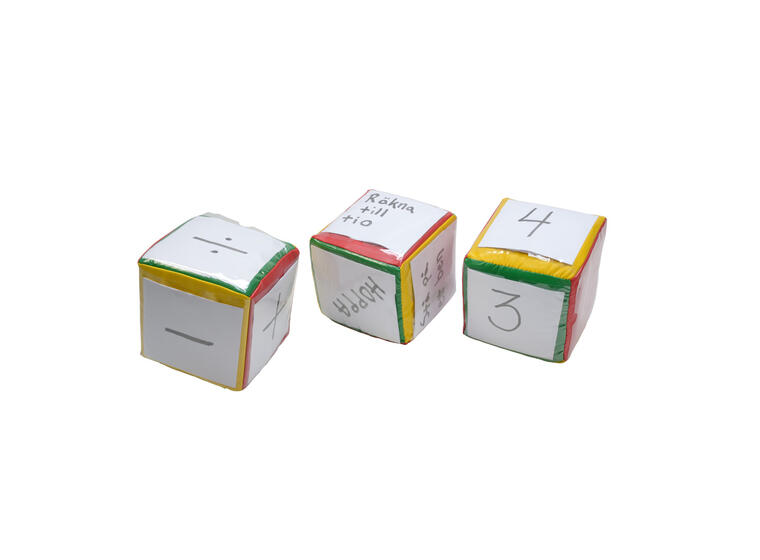 Aktivitetsterninger 3 stk | 14 cm terninger med plastlomme 