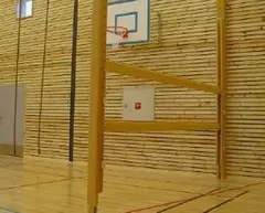 Puomij&#228;rjestelm&#228; liikuntasaliin Kaksi puomia lakattua m&#228;nty&#228;