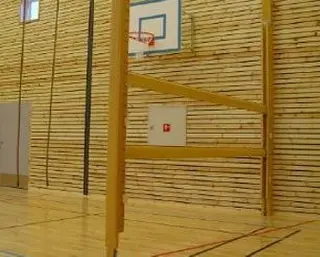 Puomij&#228;rjestelm&#228; liikuntasaliin Kaksi puomia lakattua m&#228;nty&#228;
