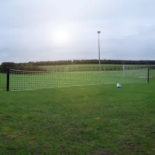 Jalkapallotennissetti ulkok&#228;ytt&#246;&#246;n Tolpissa metallip&#228;&#228;t