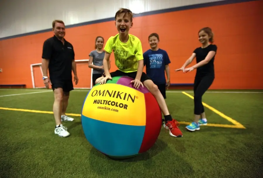 Omnikin® | Multicolor-pallo 84 cm Superkevyt pallo vahvalla päällisellä 
