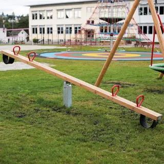 Keinulauta nelj&#228;lle Perinteinen keinulauta